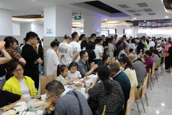 港股配资 米饭蒸了1000多斤，饭菜“秒没”！政府食堂火上热搜